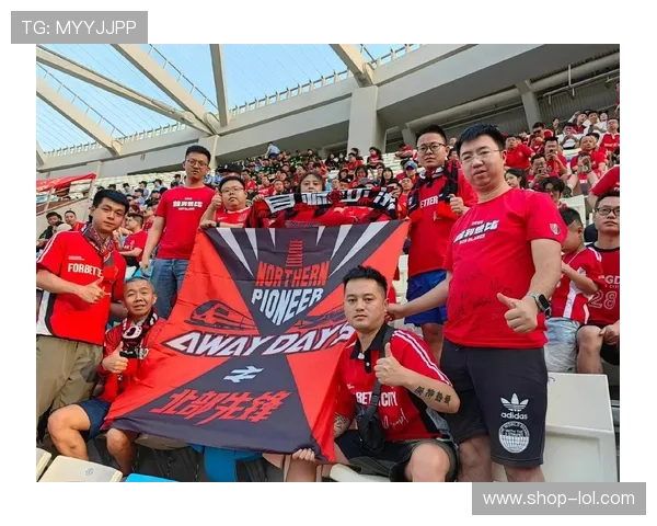 足球场上英姿飒爽的球星们展现无尽魅力与激情，燃爆全场的精彩瞬间