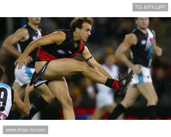 足球场上球星尴尬瞬间集锦：从失误到跌倒，一秒钟变成笑料的真实面貌